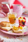 Scones mit Zedratzitronenmarmelade und Obstsalat zur Teatime