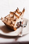 Mit Marshmallowcreme überbackener Schokoladen-Nuss-Kuchen