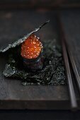 Maki-Sushi mit Lachskaviar zwischen salzigen Nori (Japan)