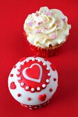 Zwei Cupcakes mit Herzen zum Valentinstag