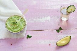 Avocadocreme mit rosa Pfefferbeeren, Kokoswasser mit Gurke