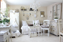 Wohnzimmer im weißen Shabby Chic