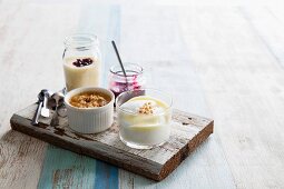 Verschiedene Desserts auf Holzbrett