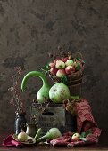 Herbstliches Stillleben mit grünen Kürbissen und Äpfeln