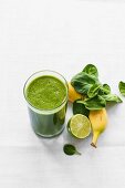Smoothie with banana, spinach and lime