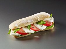 Ciabatta mit Tomaten, Mozzarella und Basilikum