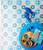Blaues rundes Sitzpolster auf Fliesenboden mit dekorativem weiss-blauen Ornamentmuster