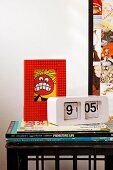 Getränkekasten als Nachttischablage für Bücher, Bild mit Legorahmen & Uhr im Retrolook