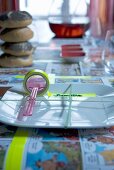 Gummi verspanntes Gedeck mit Plastiklöffel und Kleberolle als Tischkarte auf Comic Tischdecke