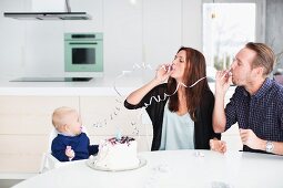 Eltern mit Sohn feiert seinen ersten Geburtstag