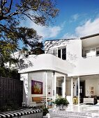 Weisser Bungalow mit Balkon, Loggia und sommerlicher Terrasse