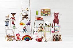 Auf verschiedenen Möbelstücken verteiltes Kinderspielzeug