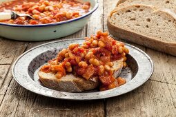 Baked beans with bread