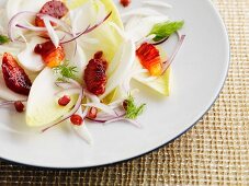 Wintersalat mit Chicorée, Blutorange, Granatapfel und roten Zwiebeln