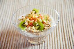 Porridge with apple and kiwi