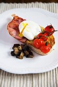 Toast with ham, poached egg and grilled tomatoes