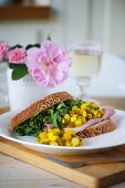 Schinkenbrot mit Pickles und Rucola