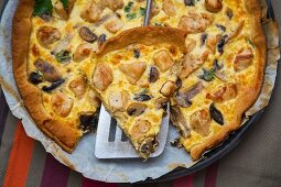 Mushroom quiche with parsley, sliced