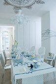 Festlich gedeckter Tisch mit weiss-blauer Dekoration