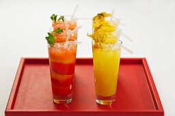 Roter und gelber Fruchtcocktail