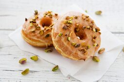 Donuts mit Orangenglasur und Pistazien