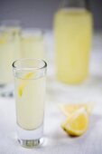 Limoncello mit Zitronenschale