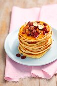 Buttermilch-Pancakes mit Nüssen, getrockneten Cranberries und Honig