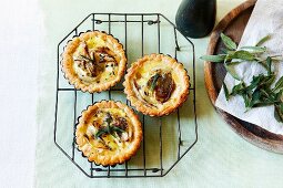 Puff pastry tartlets with onions, Camembert and sage