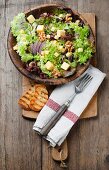 Blattsalat mit Käse, Walnüssen und Zwiebeln (Draufsicht)
