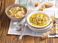 Zwei saure Suppen: Gurkensuppe mit Hackfleisch und Sauerkrautsuppe mit Kartoffeln und Pancetta