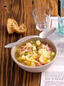 Sauerkrautsuppe mit Kartoffeln und Pancetta