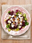 Mixed leaf salad with beetroot, walnuts and feta