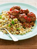 Hackbällchen in Tomatensauce mit Pilaf