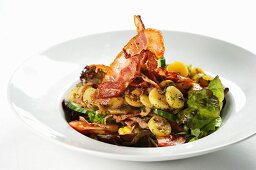 Mixed leaf salad with potatoes and crispy bacon