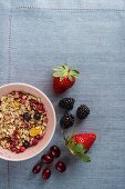 Müsli im Schälchen, daneben frische Beeren