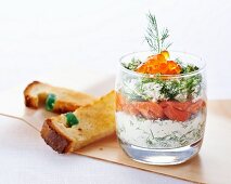 Verrine mit Frischkäse, Räucherlachs, Dill und Kaviar