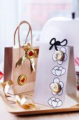 Zwei elegant verpackte Geschenktüten mit verzierten Kronkorken dekoriert