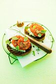 Crostini mit Pesto, Frischkäse und Tomaten