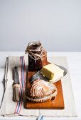 Brot, Butter und Marmelade auf Schneidebrett