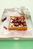 A redcurrant tart with cream