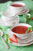 Erdbeer-Tapioka-Sommersuppe mit Minze in Porzellantassen