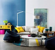 Wohnraum in Blau & Weiß mit gelben Akzenten als Farbkombination für gemütlichen Sitzplatz