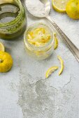 Yuzu Gelee und grüne Ume Marmelade, Löffel mit Agar-Agar