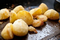 Knusprig gebratene Kartoffeln mit Salz in einem Bräter