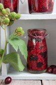 Himbeer-Cranberry-Marmelade in Gläsern