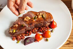 Duck breast with whitecurrants and pistachios