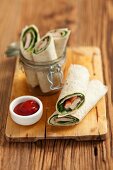 Tortilla-Wraps mit Spinat und geräucherter Hähnchenbrust