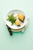 Beef steaks with a corn coating and mange tout