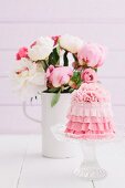 Mini-Kuchen mit rosa Blumenstrauß