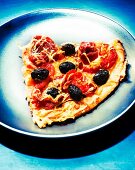 Ein Stück Pizza mit Salami, Tomaten & Oliven